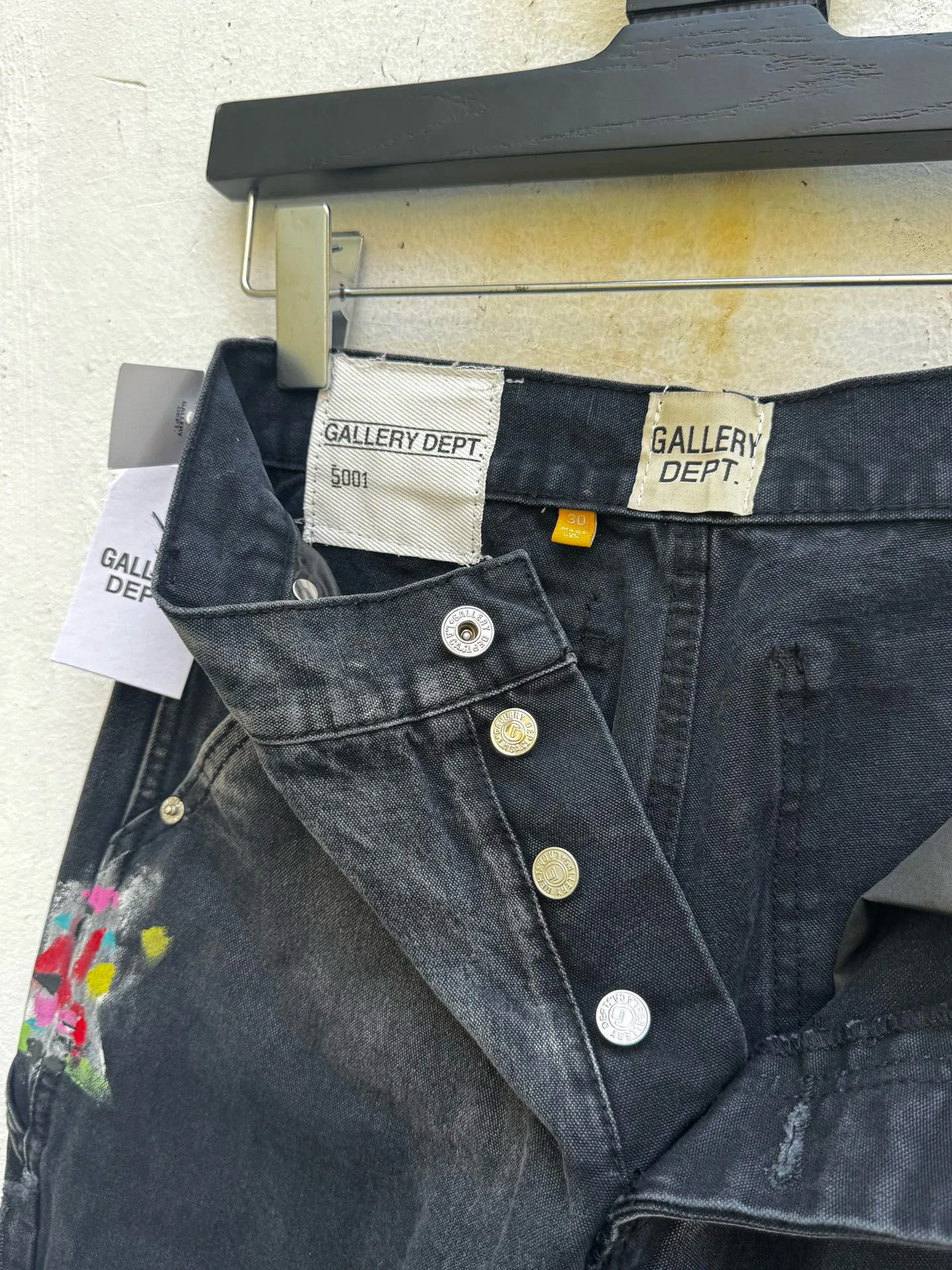 P250💰G95 GALLERY DEPT. Spliced ​​patches, ink-splashed denim bell-bottoms, washed distressed spliced ​​jeans, denim washing factory. During the process, the owner of the washing factory helped introduce a boss who once worked at the Levi OEM factory and then started his own business. This also paved the way for the following styles. Therefore, Levi's remodeled single product for the base plate is really familiar. Whether it is the fabrics supplied or the lathes used in production, there is nothing to choose from. -Color: Black -Size: S-XXL (corresponding to 28-36)